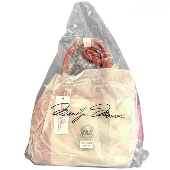 Marilyn Monroe Signature Red Dome Purse Bag
Crossbody Removable Straps Red Gold - Picture 9 of 9